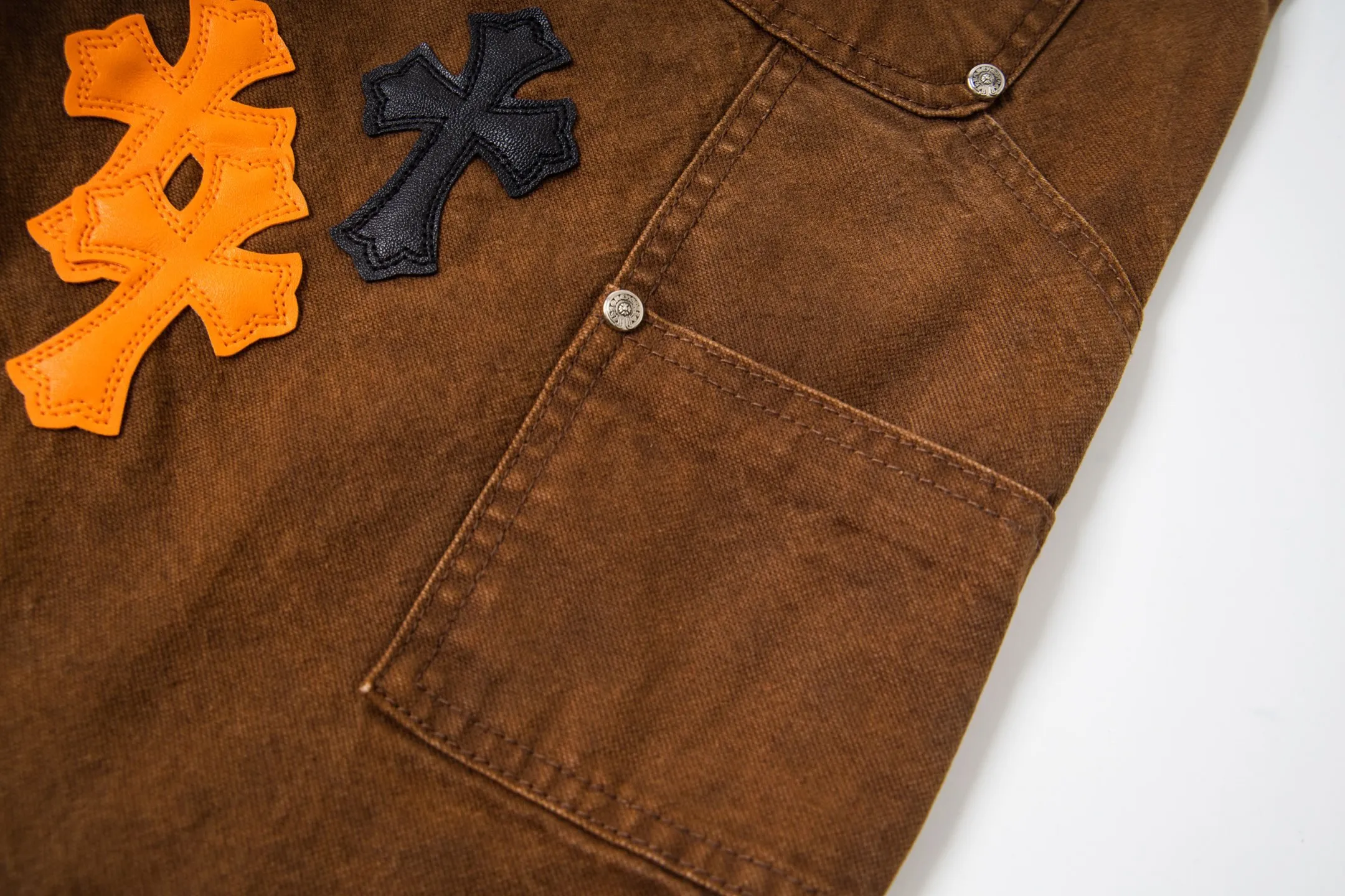 P290 Chrome Hearts Chrome Hearts Brown Logging Orange Multi-leather Jeans Multi-leather standard workwear jeans and jeans need to be washed and then disassembled and hand-stitched with sheepskin cross leather and then spliced to complete. The whole process is too complicated to describe. About Chrome Hearts This is an extremely luxurious fashion brand that can also be called the nobility of the high street. It has always been an exclusive brand for some hipsters or the second generation of rich people. Compared with ordinary high streets, it is more luxurious and noble. Compared with luxury brands, it is more fashionable and individual. It has always been a brand that I have a special liking for. Style number: 1787# Color: Brown Size: 28 30 32 34 36